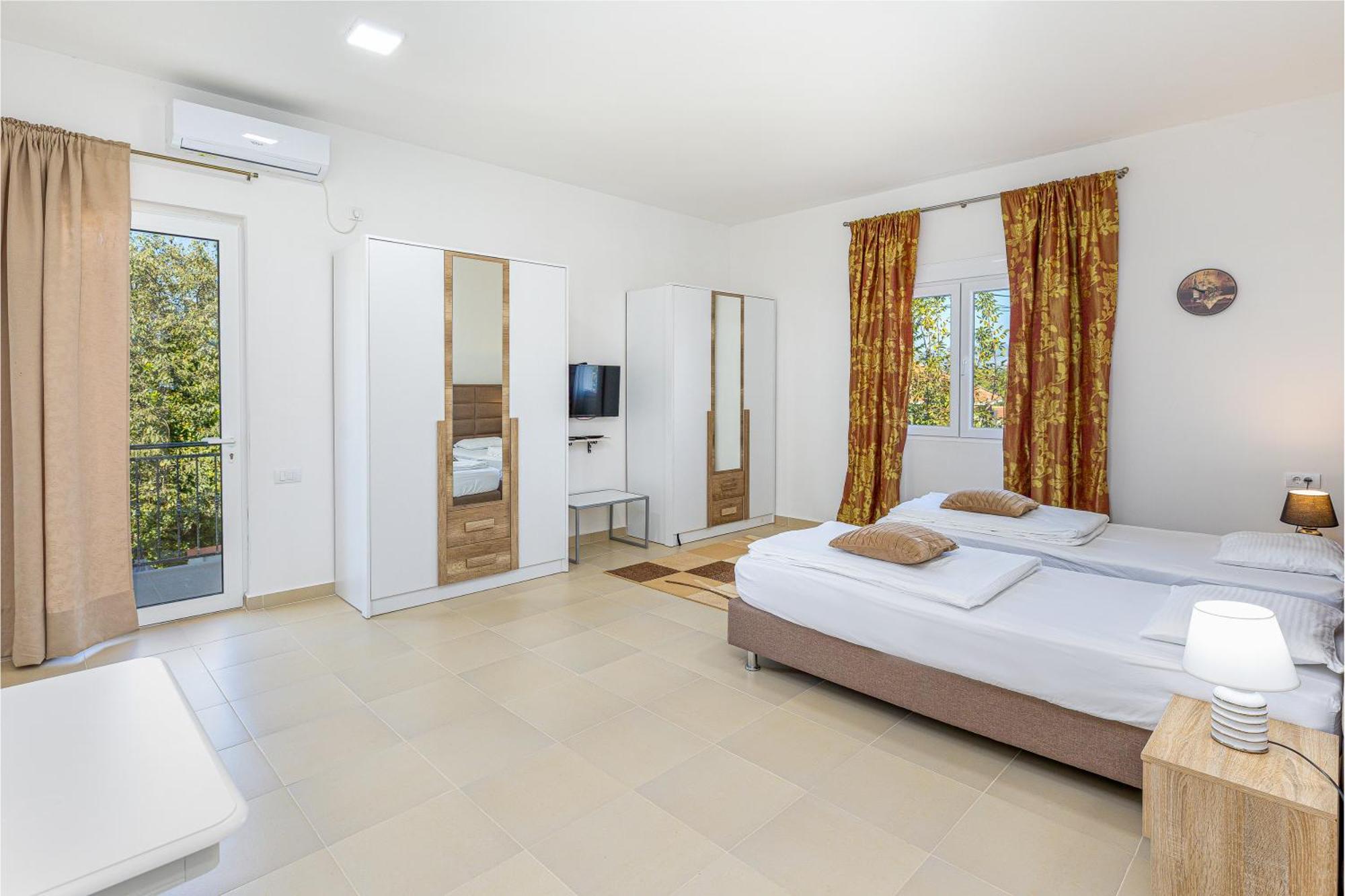 Apartments Lustica Radovici Rom bilde