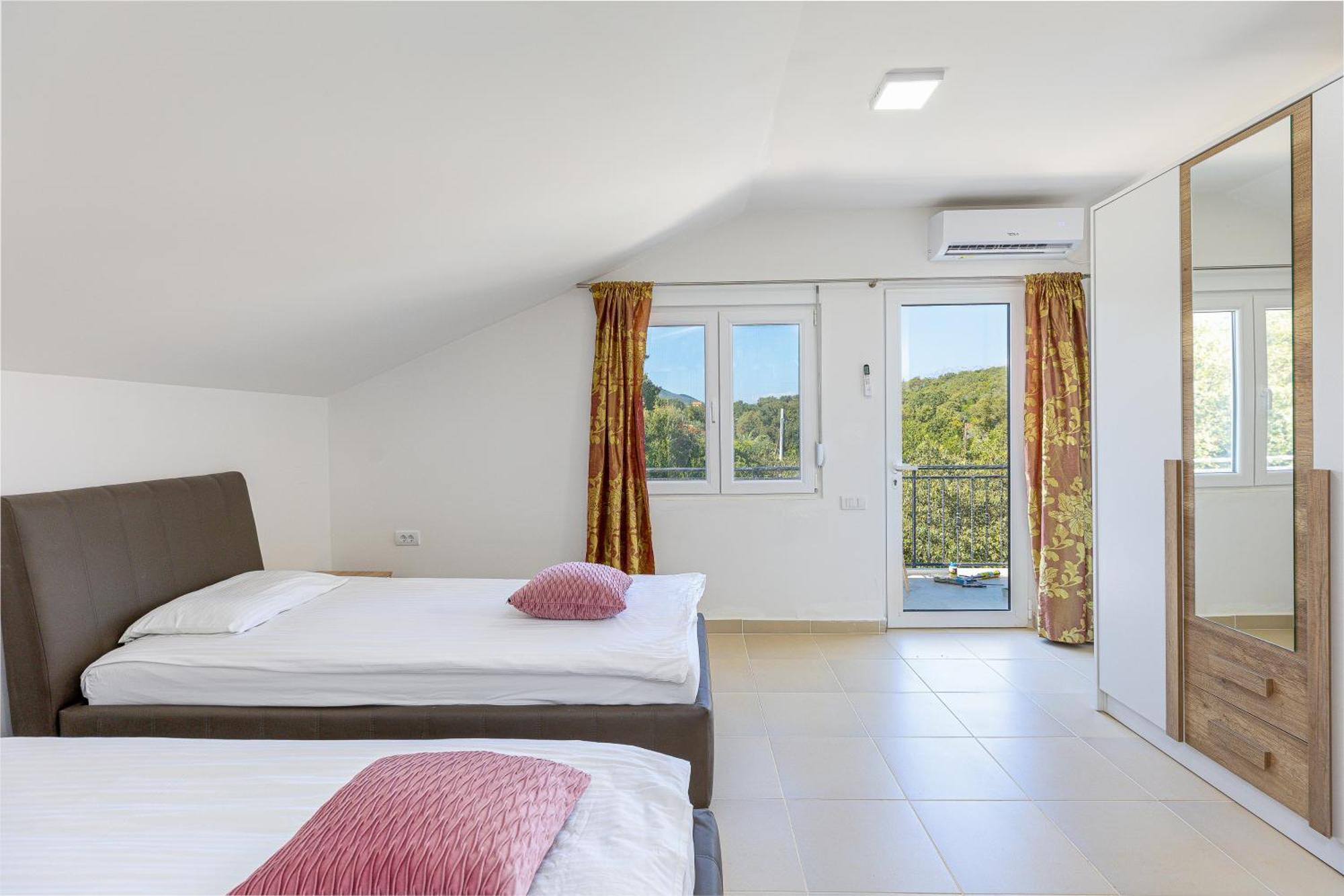 Apartments Lustica Radovici Rom bilde