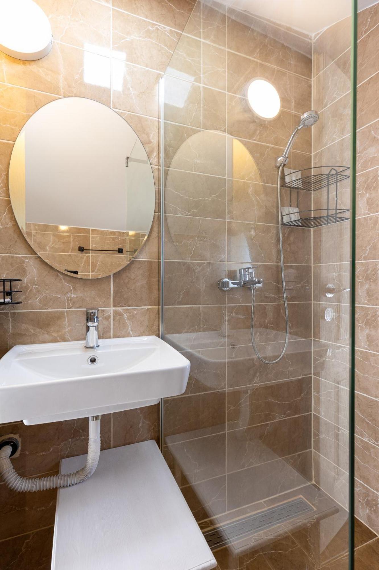Apartments Lustica Radovici Rom bilde