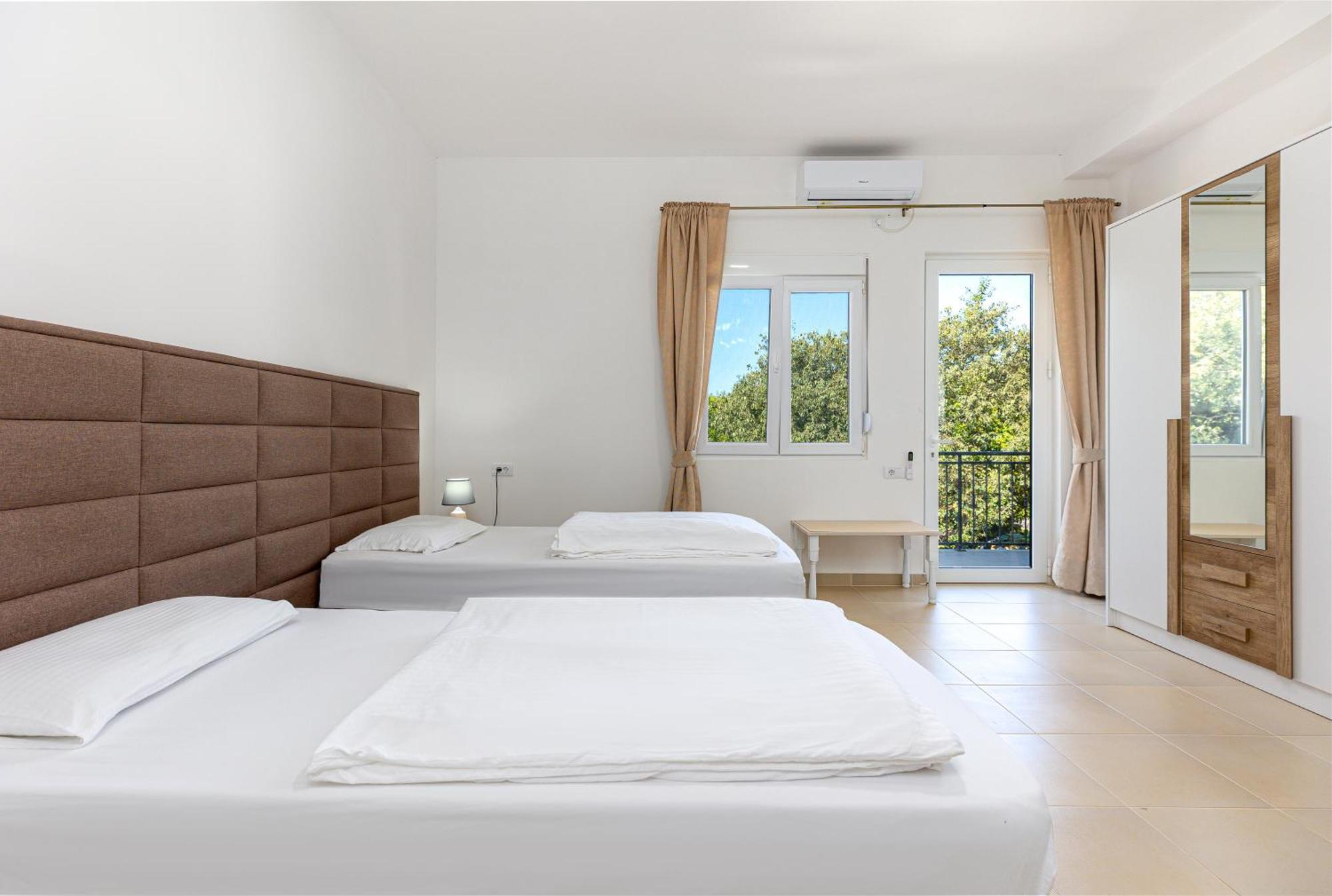 Apartments Lustica Radovici Rom bilde