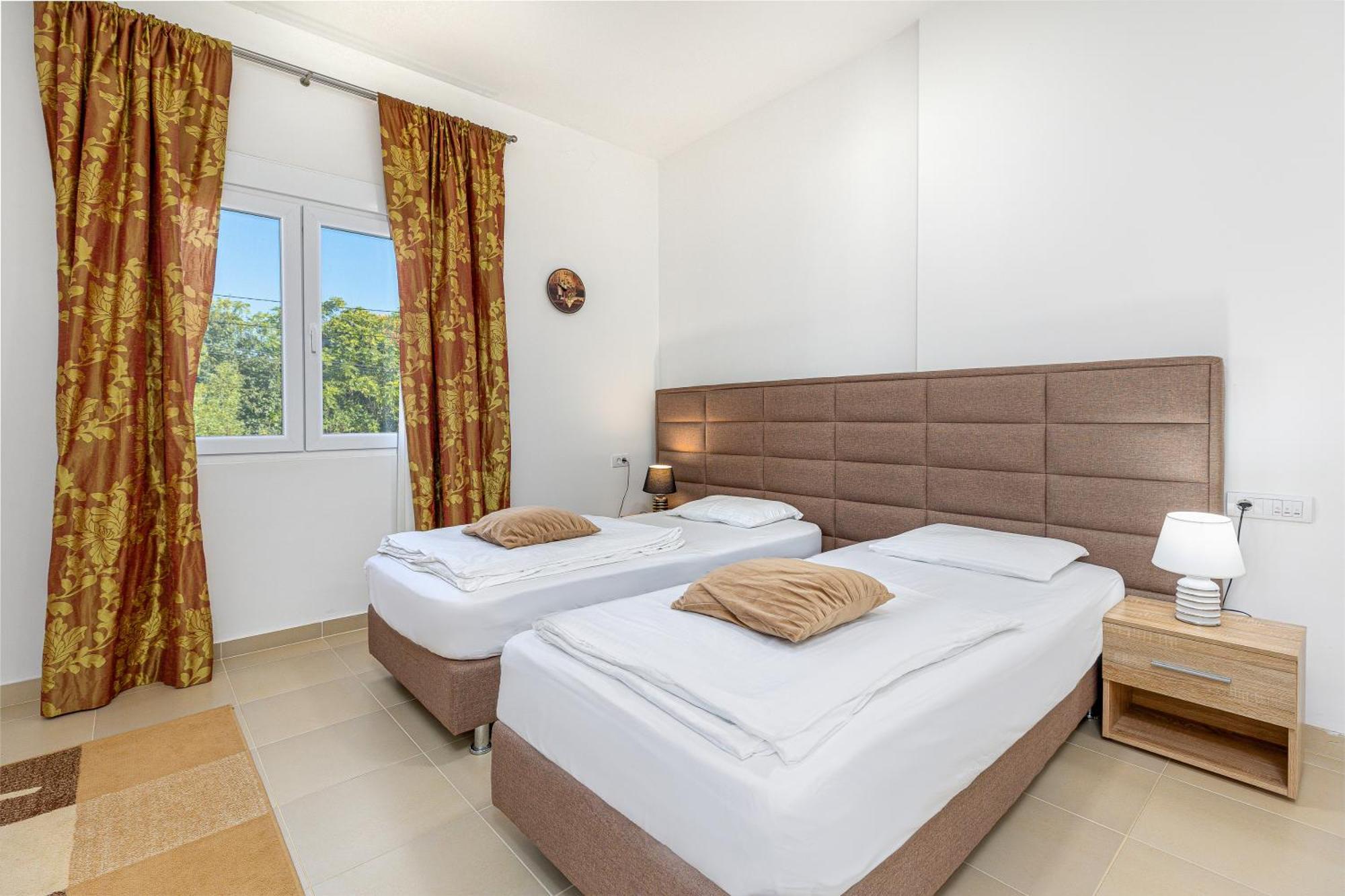 Apartments Lustica Radovici Rom bilde